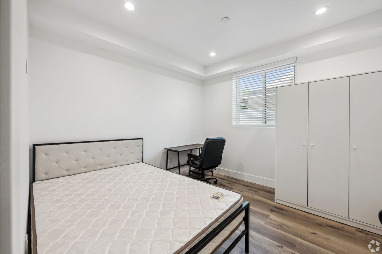 MH 1186 W 37th Pl - Photo 4 of 6