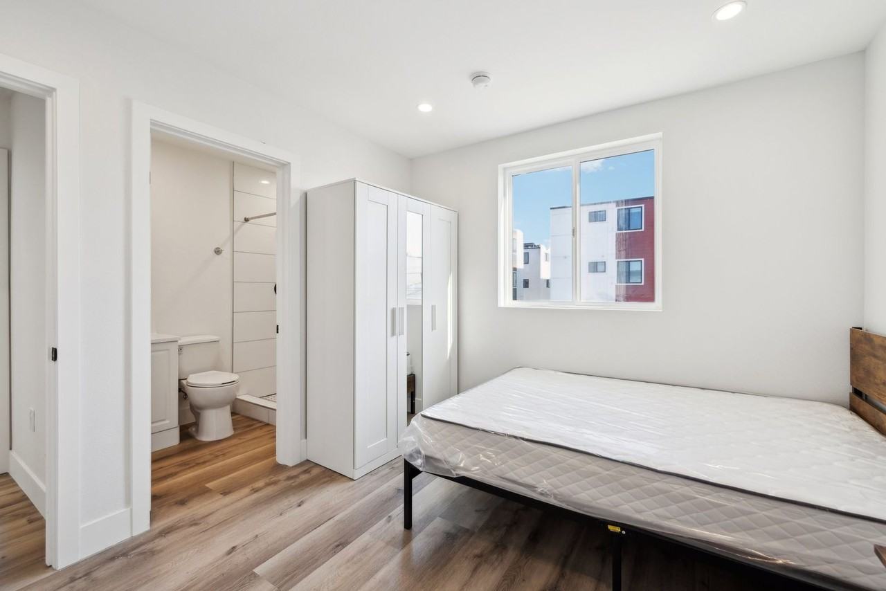 MH 1340 W 37th St - Photo 3 of 4