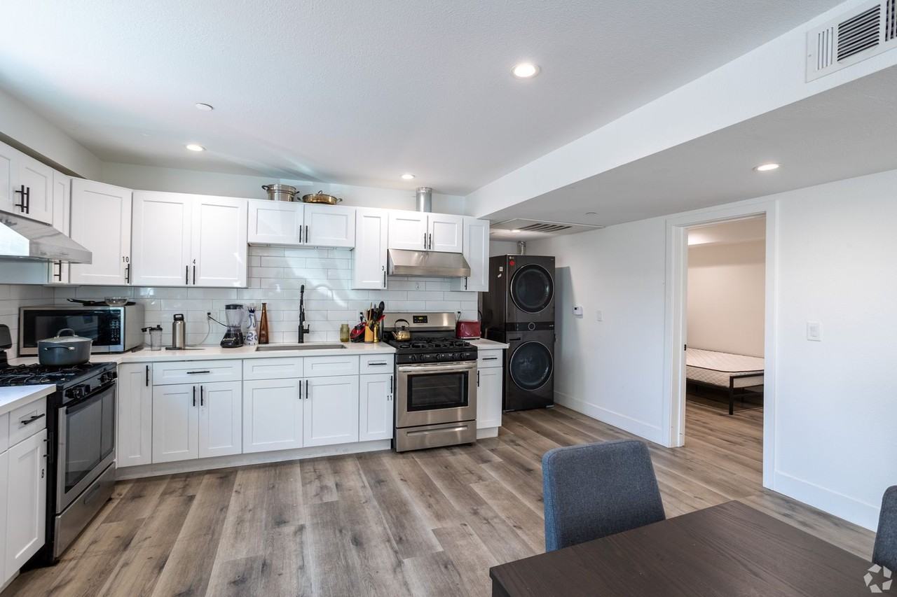 MH 1530 W 37th St - Photo 2 of 8