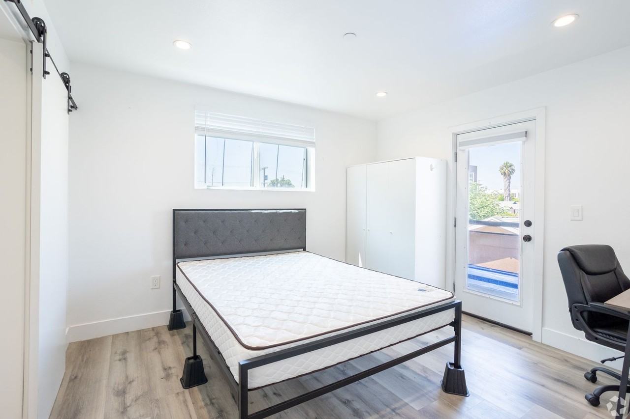 MH 1530 W 37th St - Photo 4 of 8