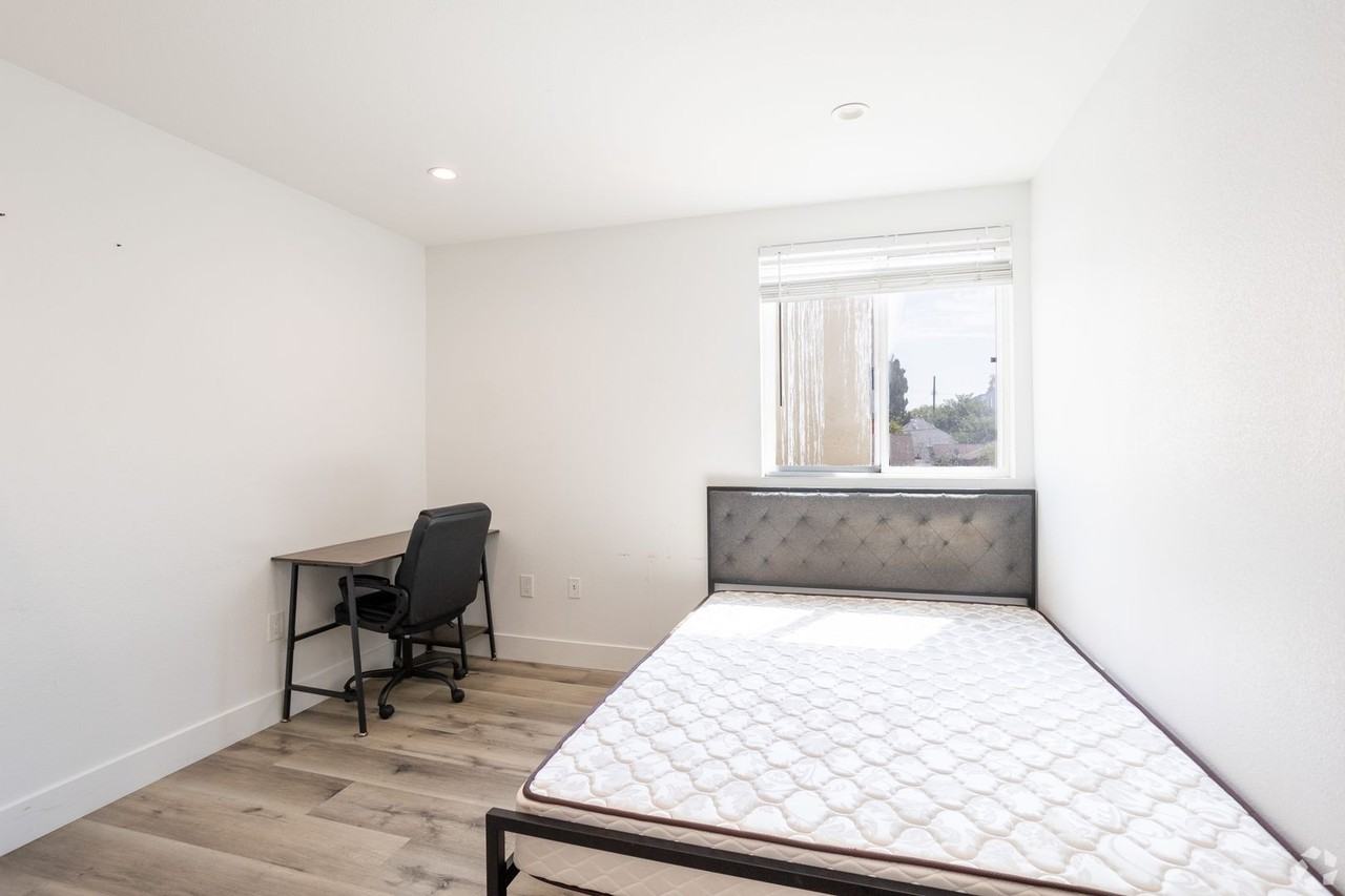 MH 1530 W 37th St - Photo 5 of 8