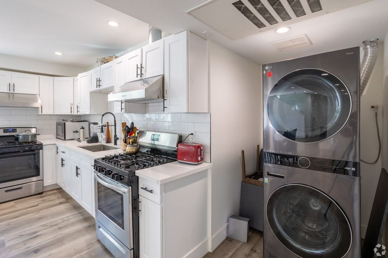 MH 1530 W 37th St - Photo 6 of 8