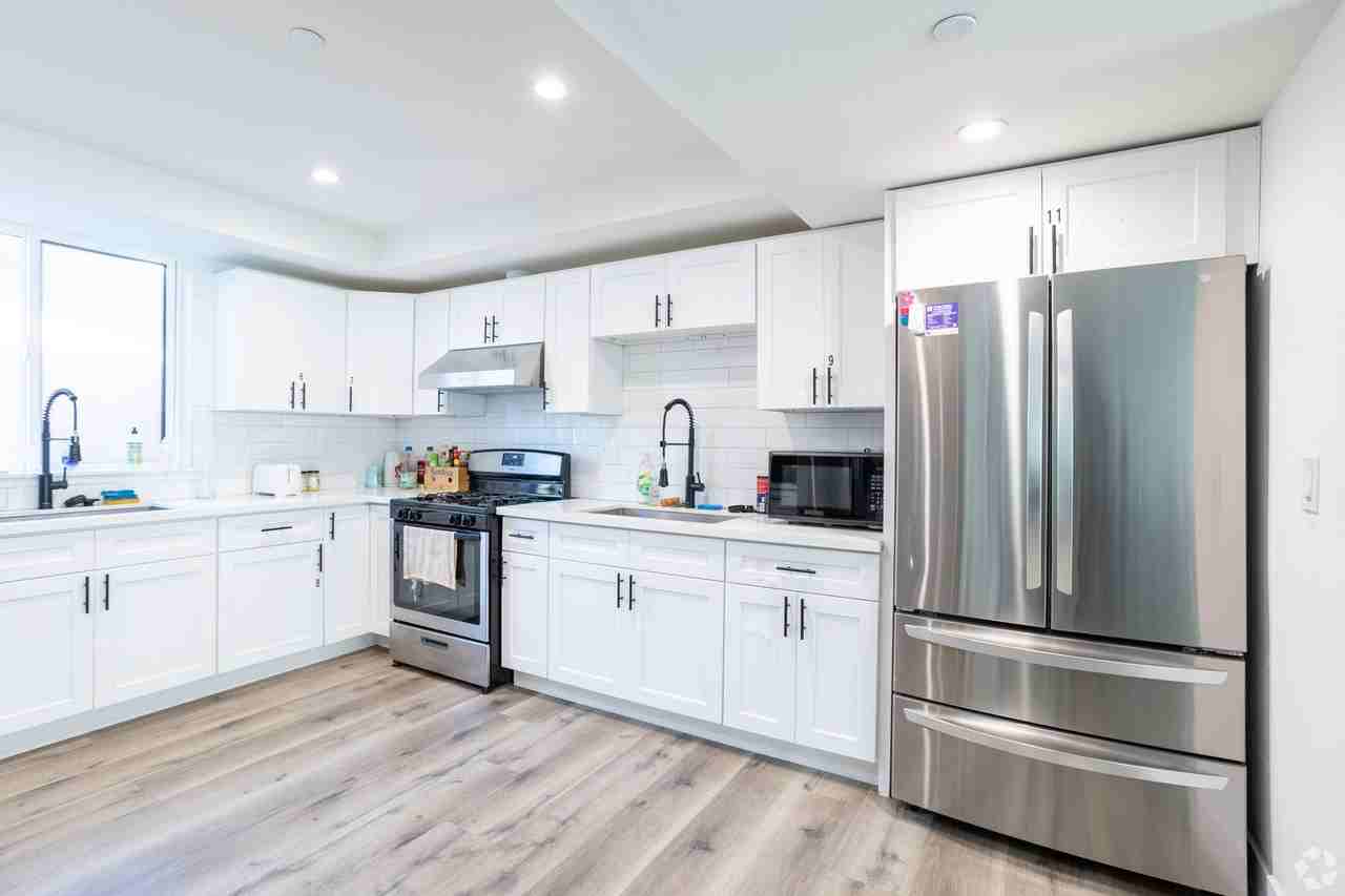 MH 1530 W 37th St - Photo 7 of 8