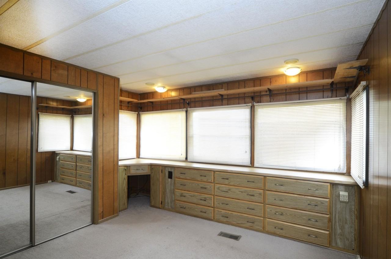 142 Lyon Ave - Photo 2 of 20