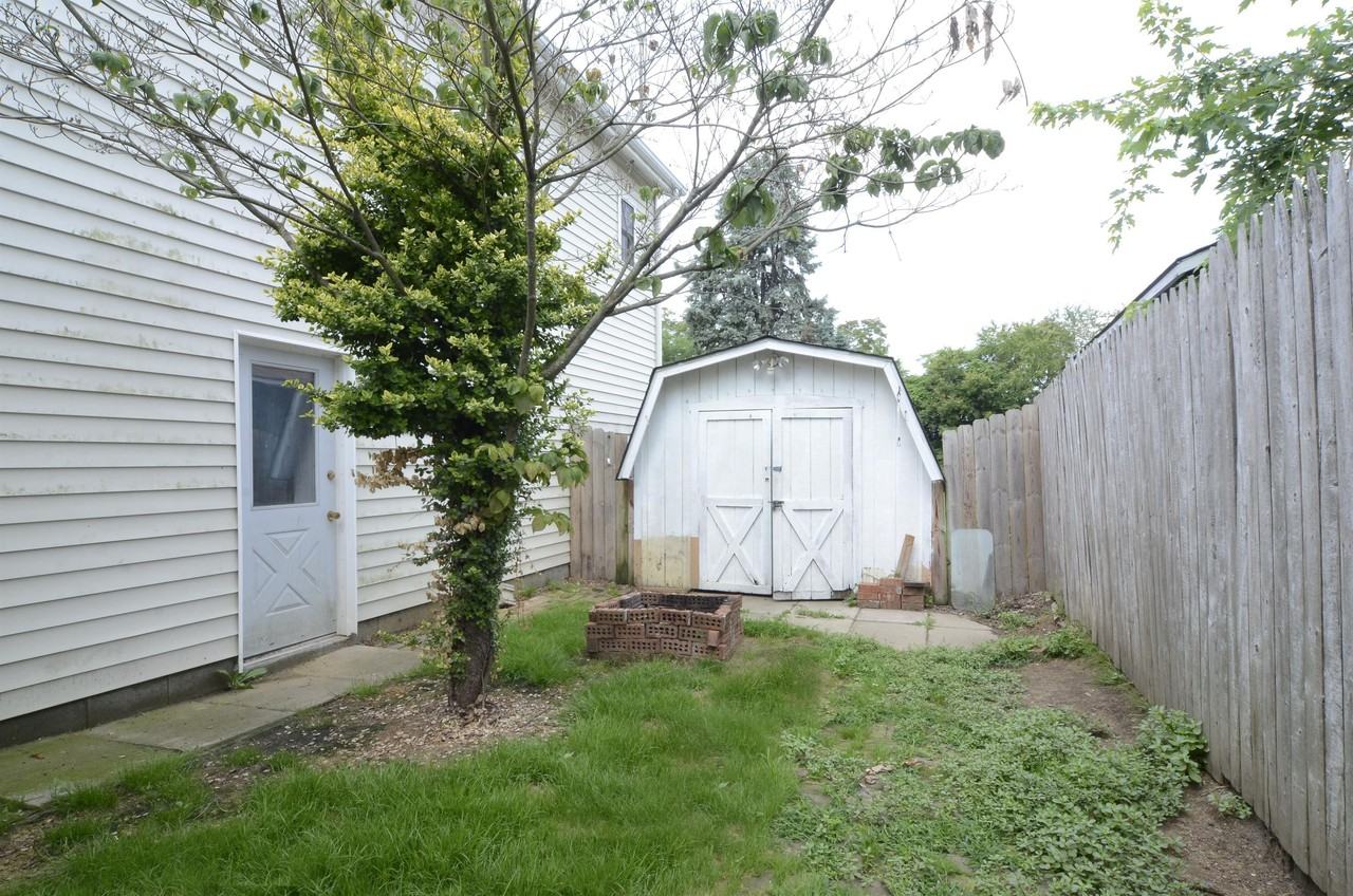 142 Lyon Ave - Photo 3 of 20