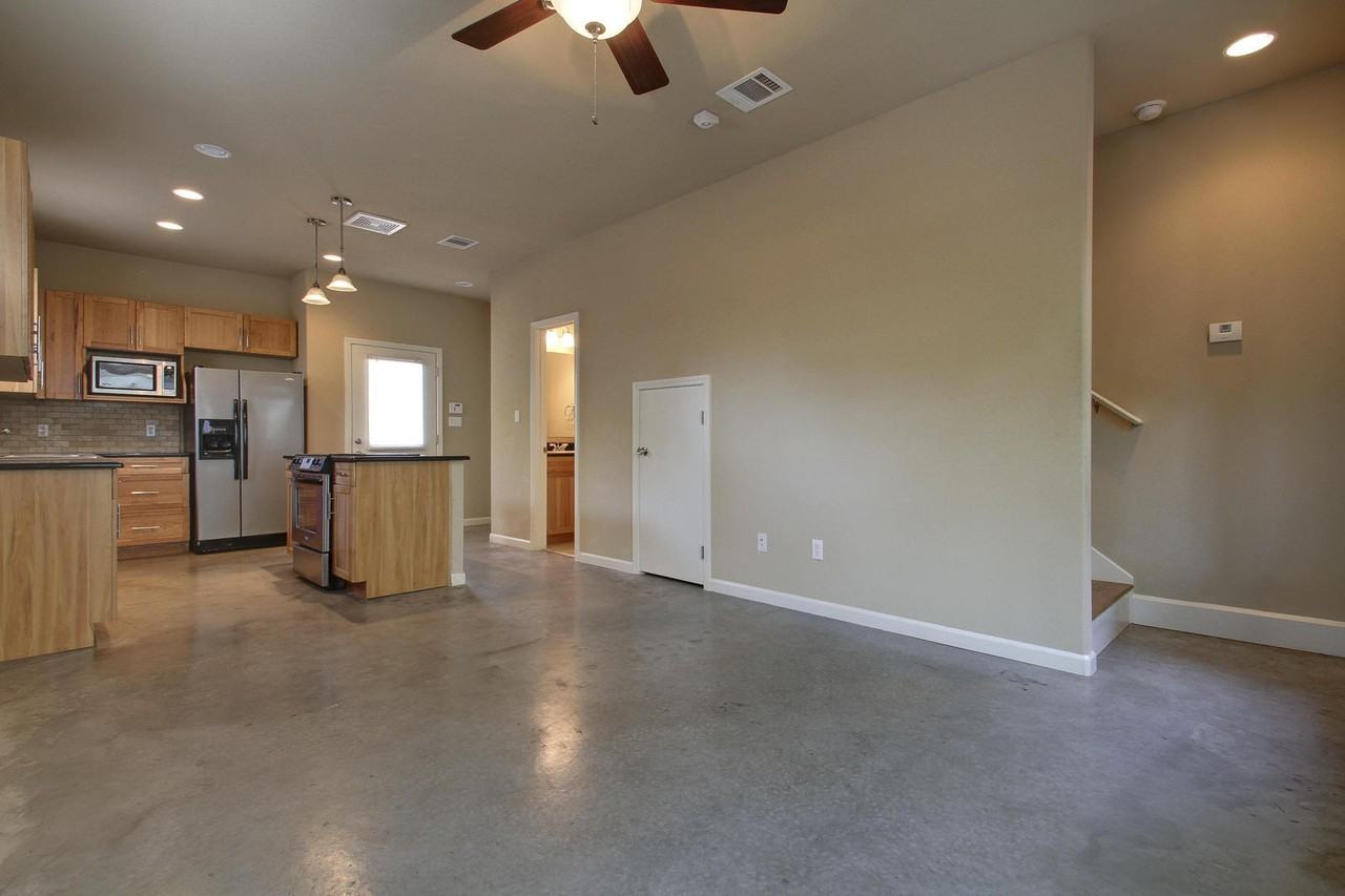 811 W. 30th Street - Photo 3 of 50