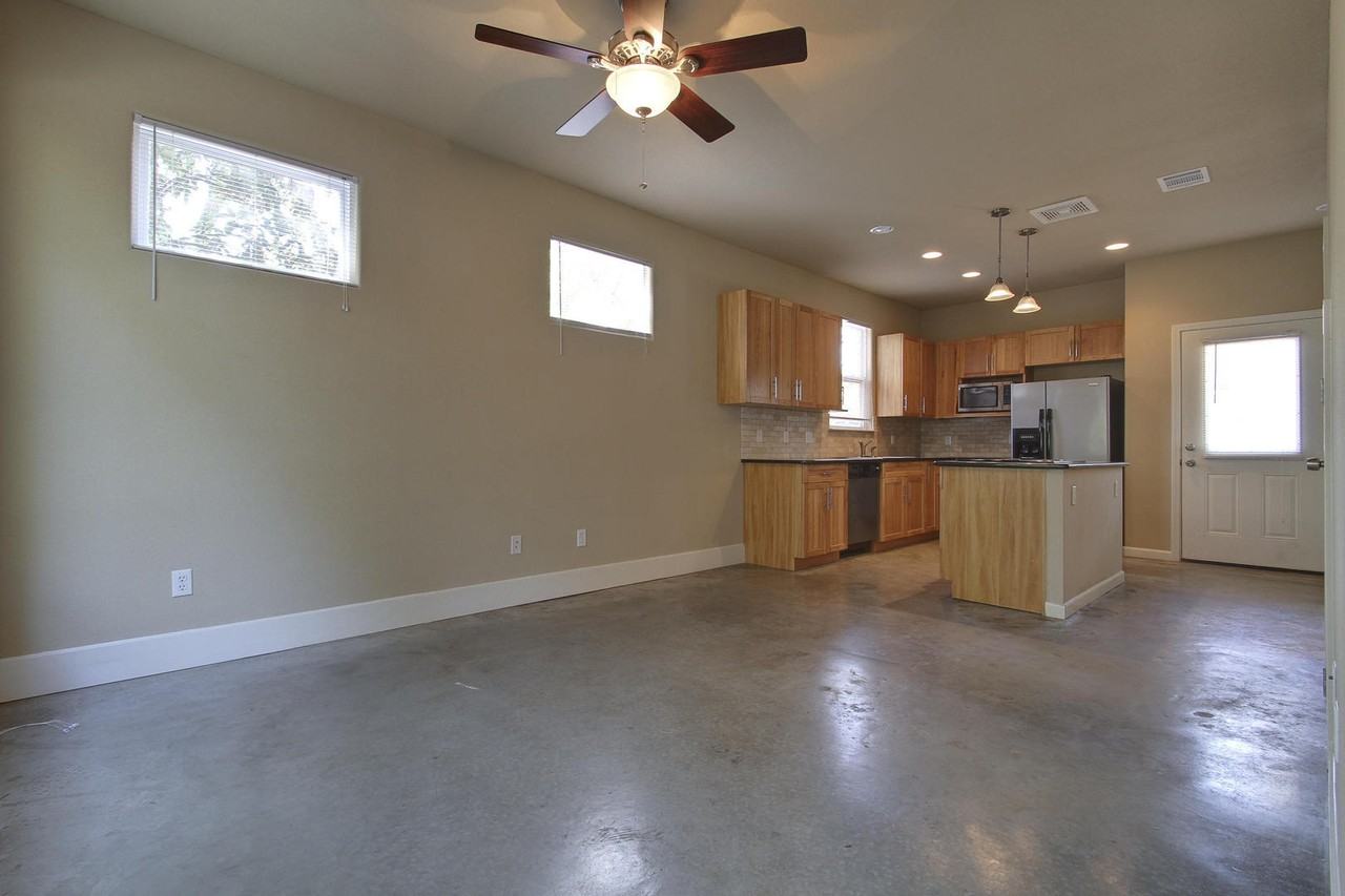 811 W. 30th Street - Photo 4 of 50