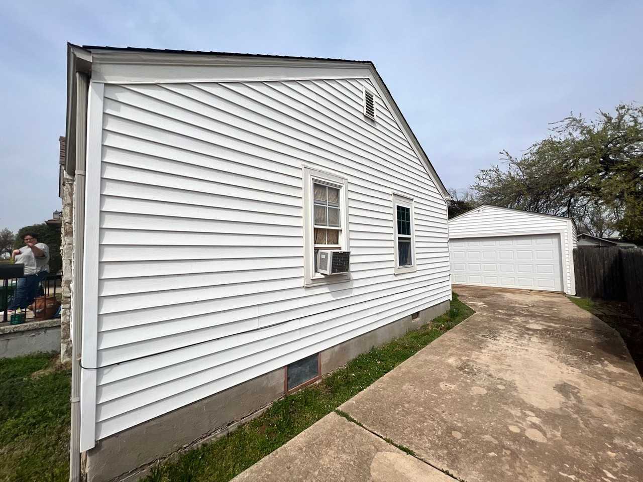 831 Poplar Ave - Photo 2 of 7