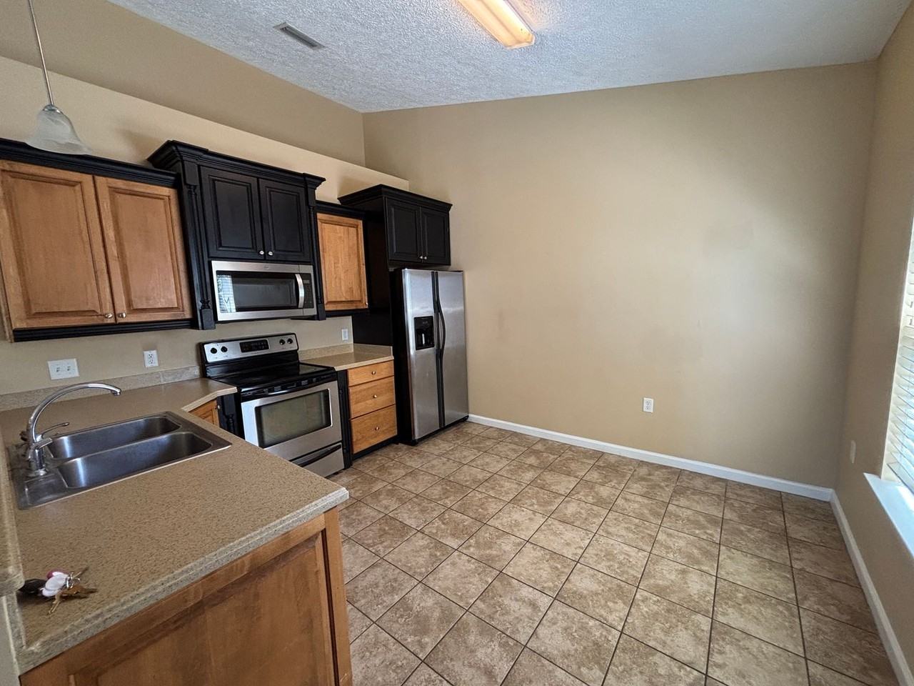 2611 Avondale Ct - Photo 2 of 14