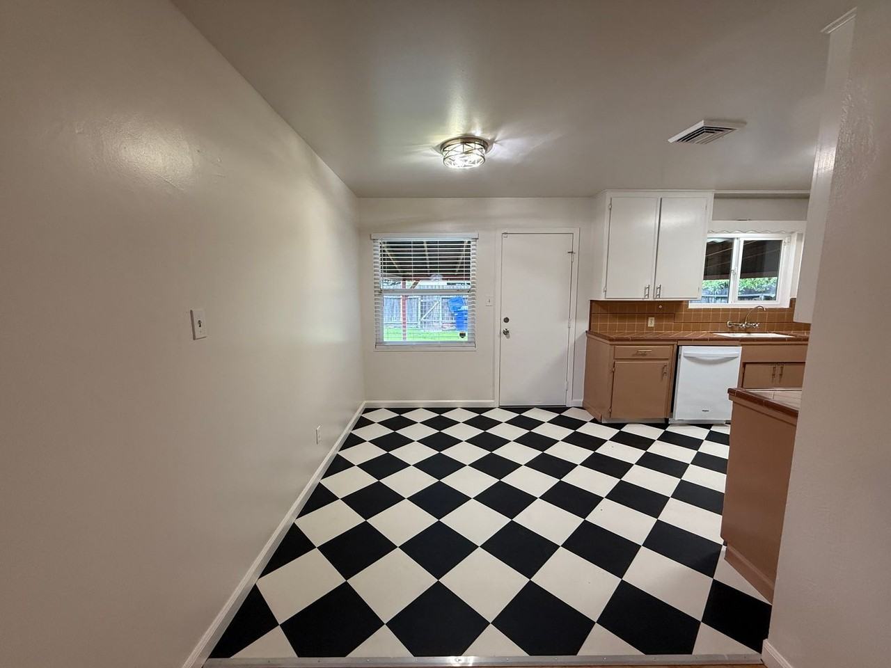 1326 W Orangeburg Ave - Photo 7 of 25