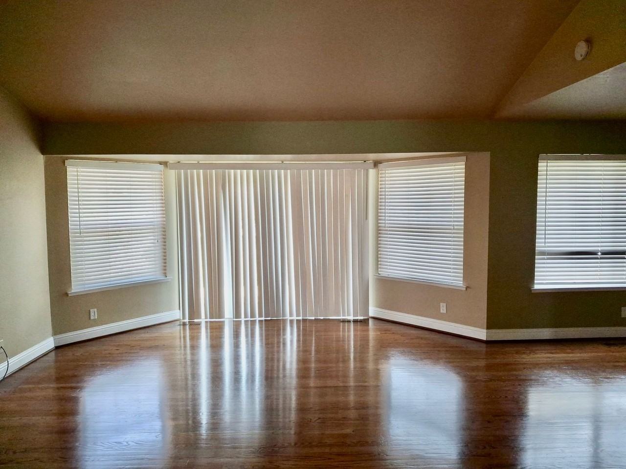 12386 Lakeshore N - Photo 3 of 20