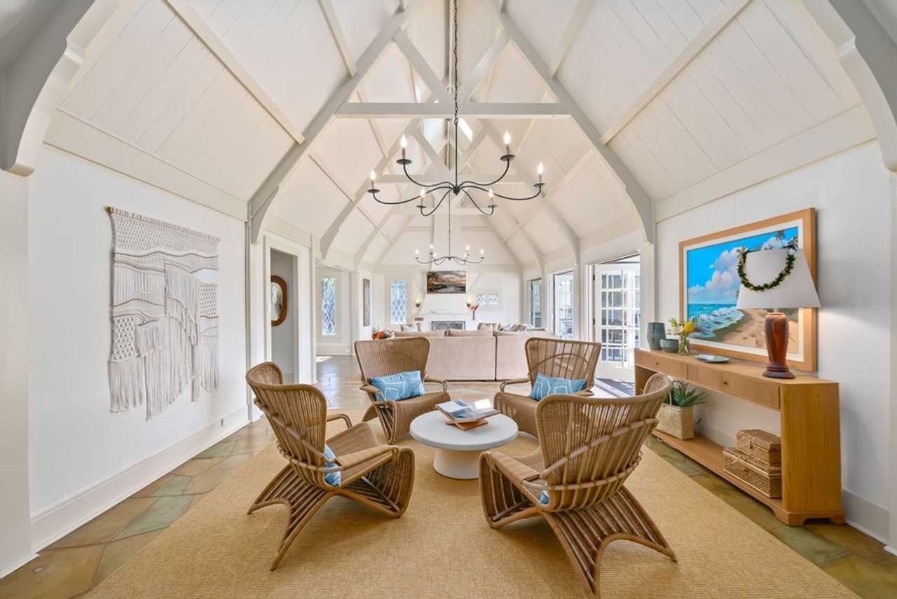 4584 Kahala Ave - Photo 3 of 37