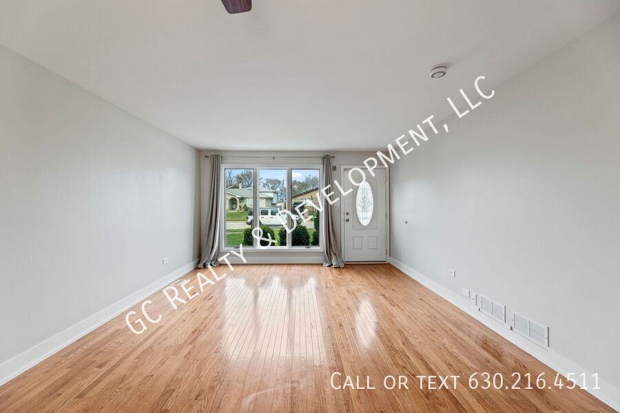 8505 S 77th Ct - Photo 3 of 23