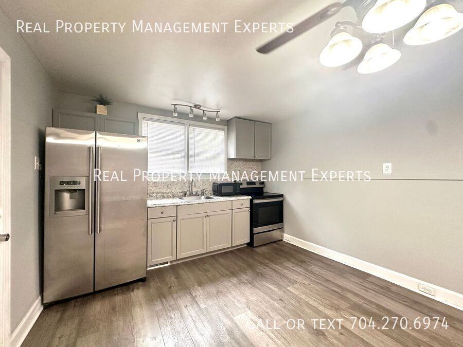 2800 Eastway Dr - Photo 2 of 15