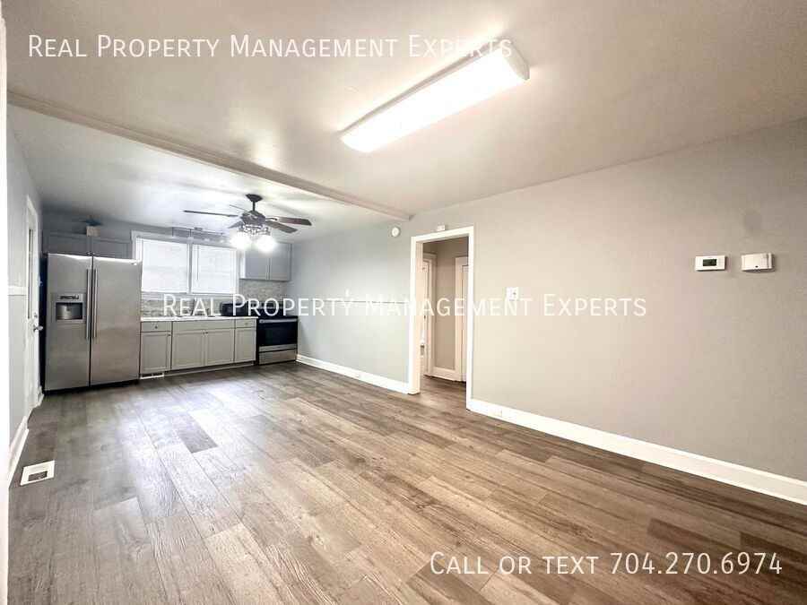 2800 Eastway Dr - Photo 3 of 15