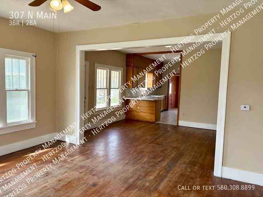 307 N Main St - Photo 3 of 34