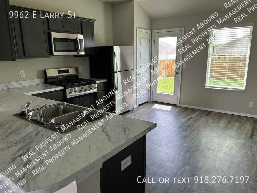 9962 E Larry St - Photo 3 of 20