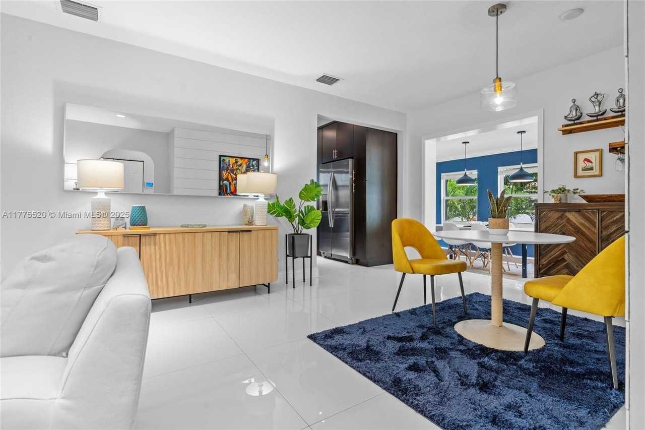 775 Nw 44th St - Photo 6 of 31