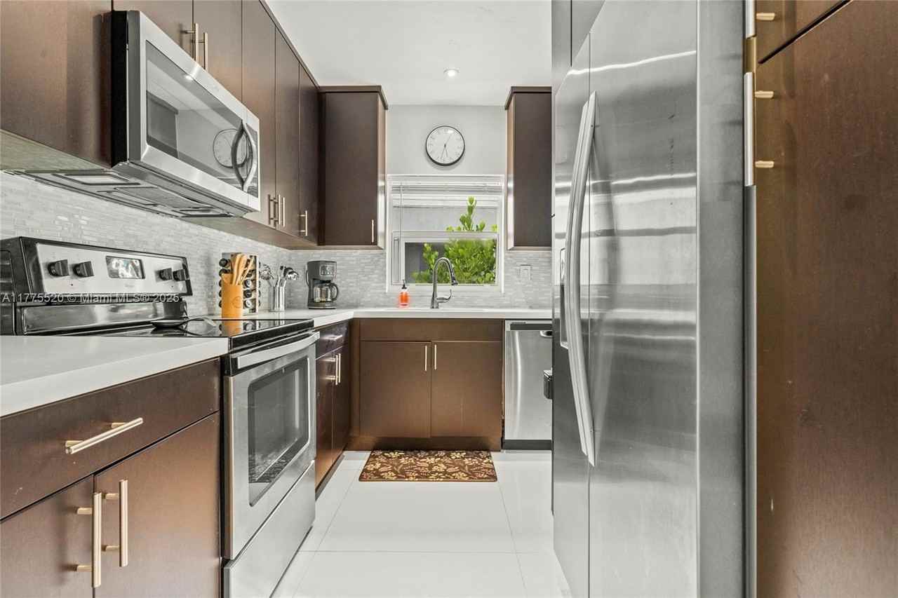 775 Nw 44th St - Photo 7 of 31