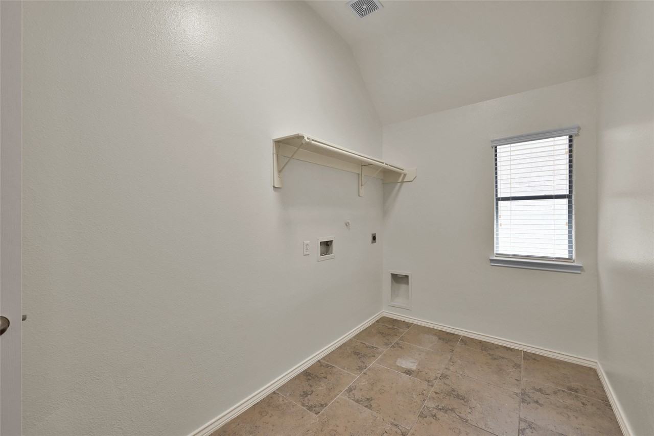 9307 Meadow Ford Ct - Photo 5 of 16