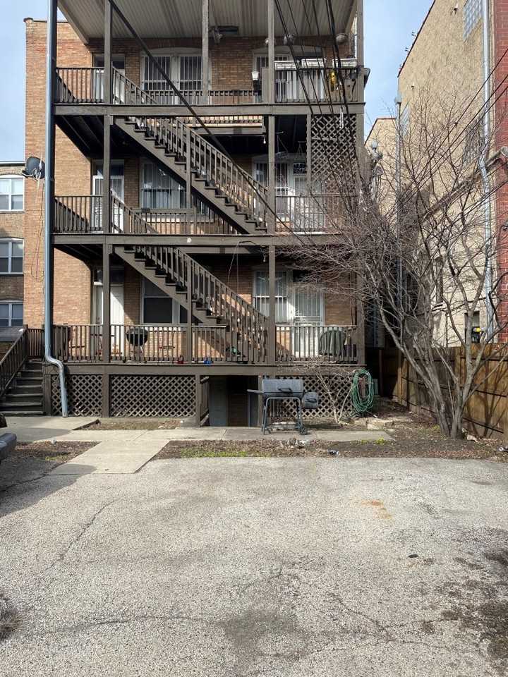 4451 S Indiana Ave Apt 2n - Photo 2 of 16