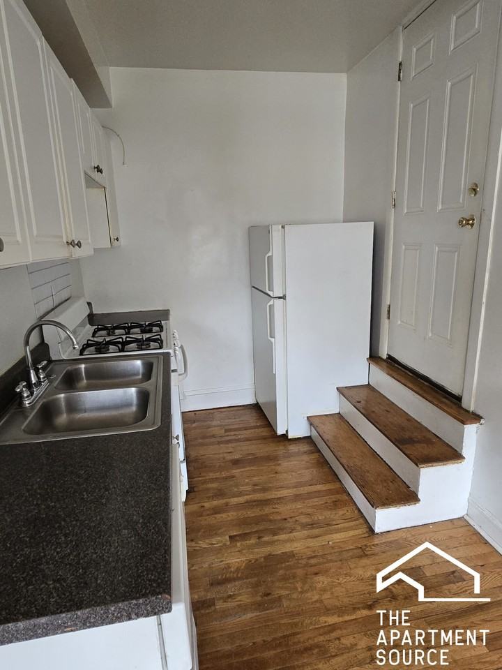 2859 W Berteau Ave #G - Photo 3 of 7