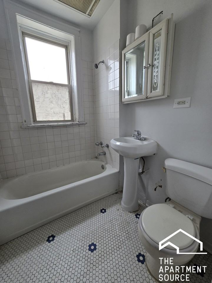 2859 W Berteau Ave #G - Photo 5 of 7