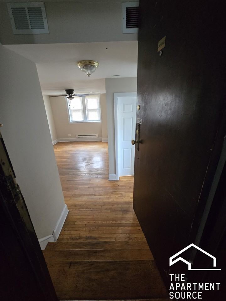 2859 W Berteau Ave #G - Photo 6 of 7