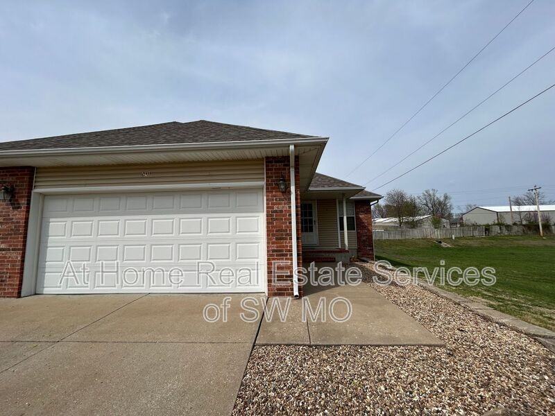 601 W Bryant St - Photo 2 of 19