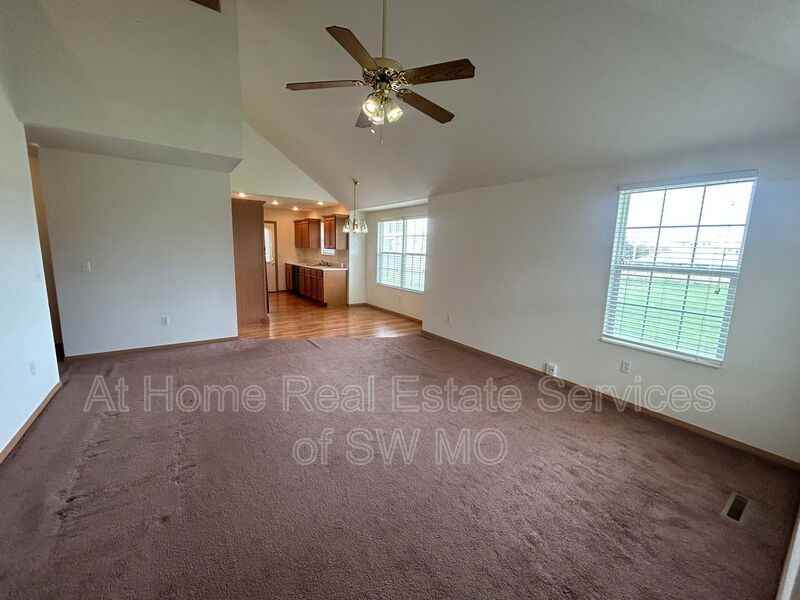 601 W Bryant St - Photo 3 of 19