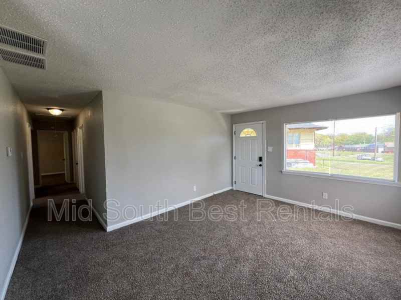 734 Tampa Ave - Photo 2 of 8