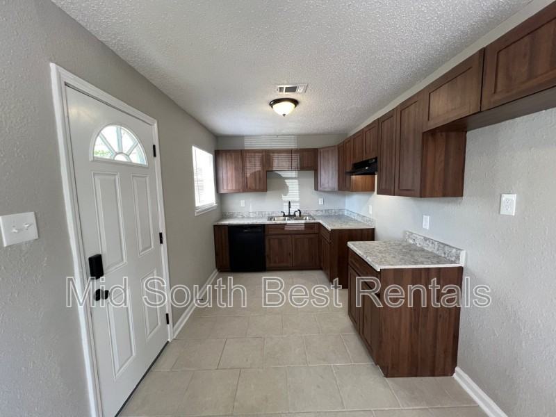 734 Tampa Ave - Photo 3 of 8