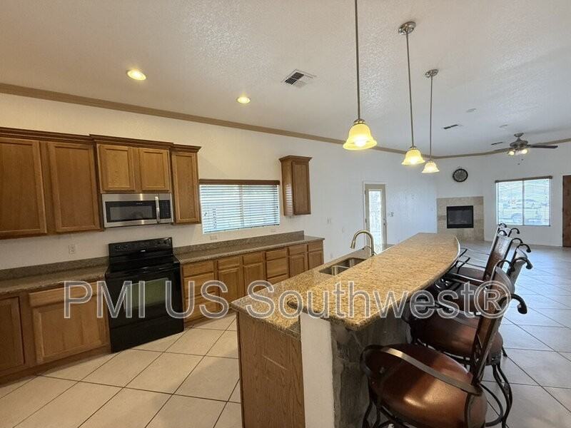 926 Stahlman Dr - Photo 4 of 38