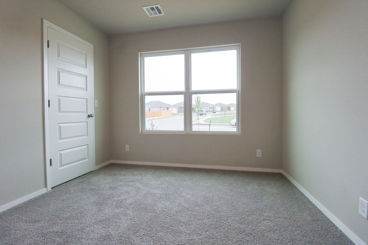 1327 E Honolulu Pl - Photo 4 of 35
