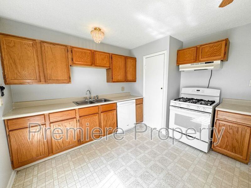 11020 Cambridge Ave - Photo 3 of 8