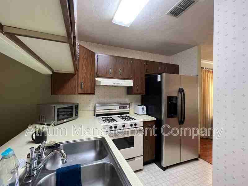 913 New Bedford Dr - Photo 4 of 21