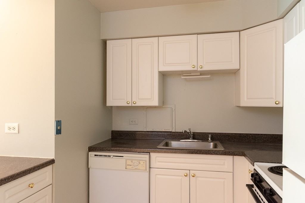 1446 N Dearborn St #4F - Photo 3 of 20
