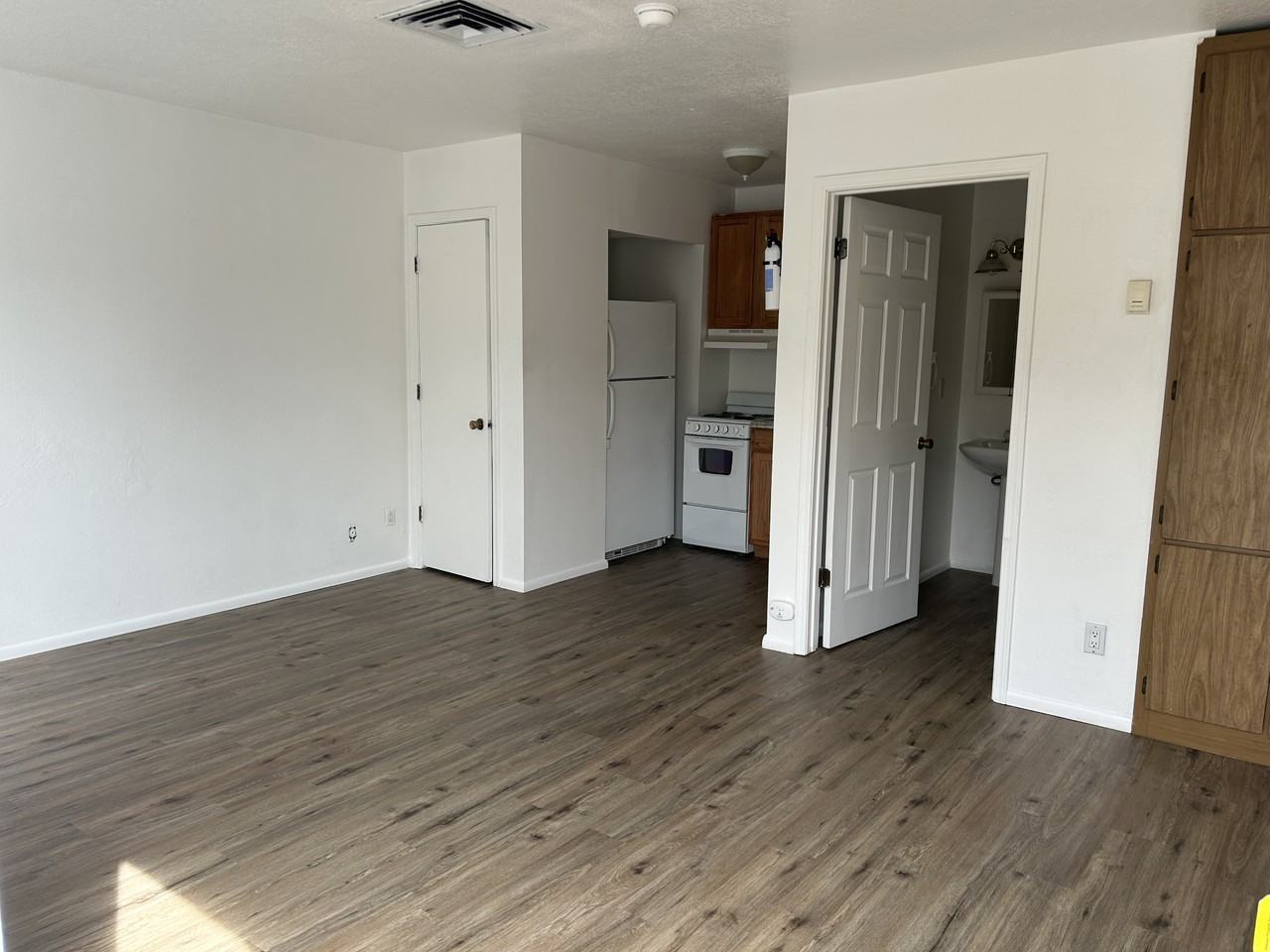 308 Vassar Dr Se - Photo 4 of 23