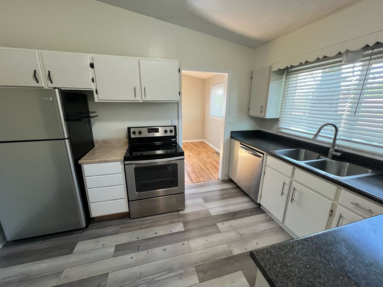 406 8th St - Photo 7 of 12
