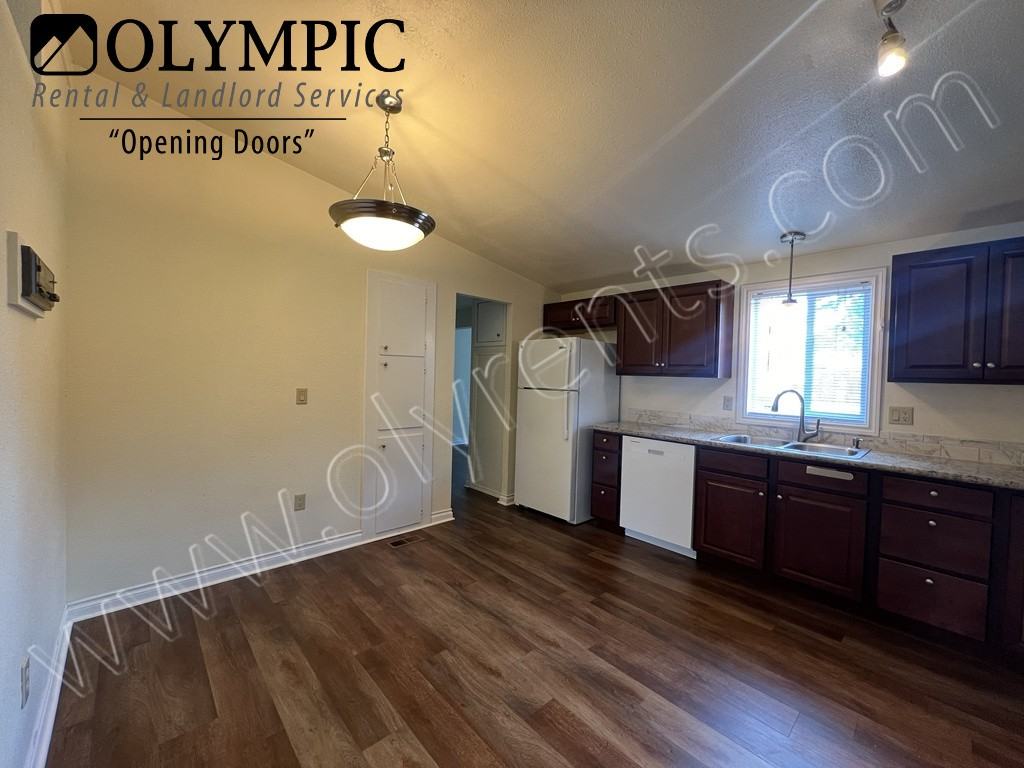 6498 Glen Ct Se - Photo 7 of 32