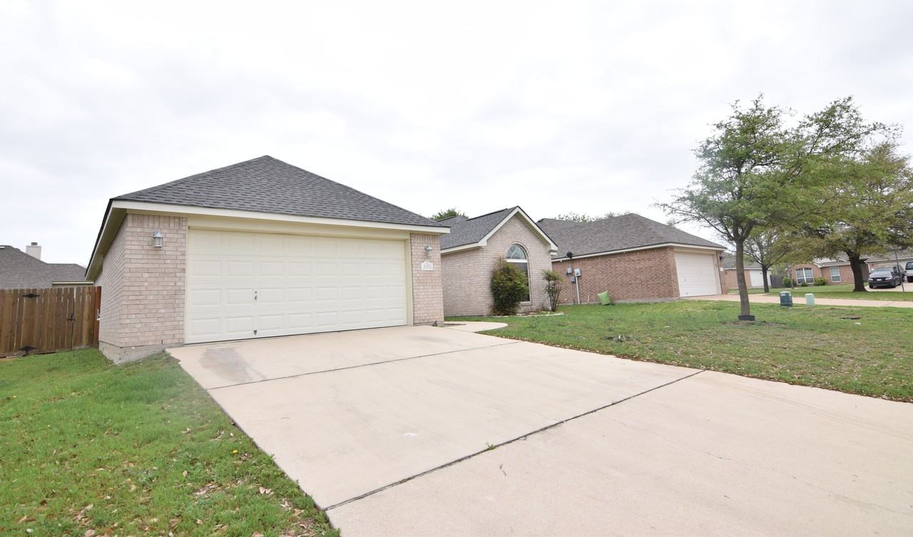 1022 Neuberry Cliffe - Photo 3 of 19