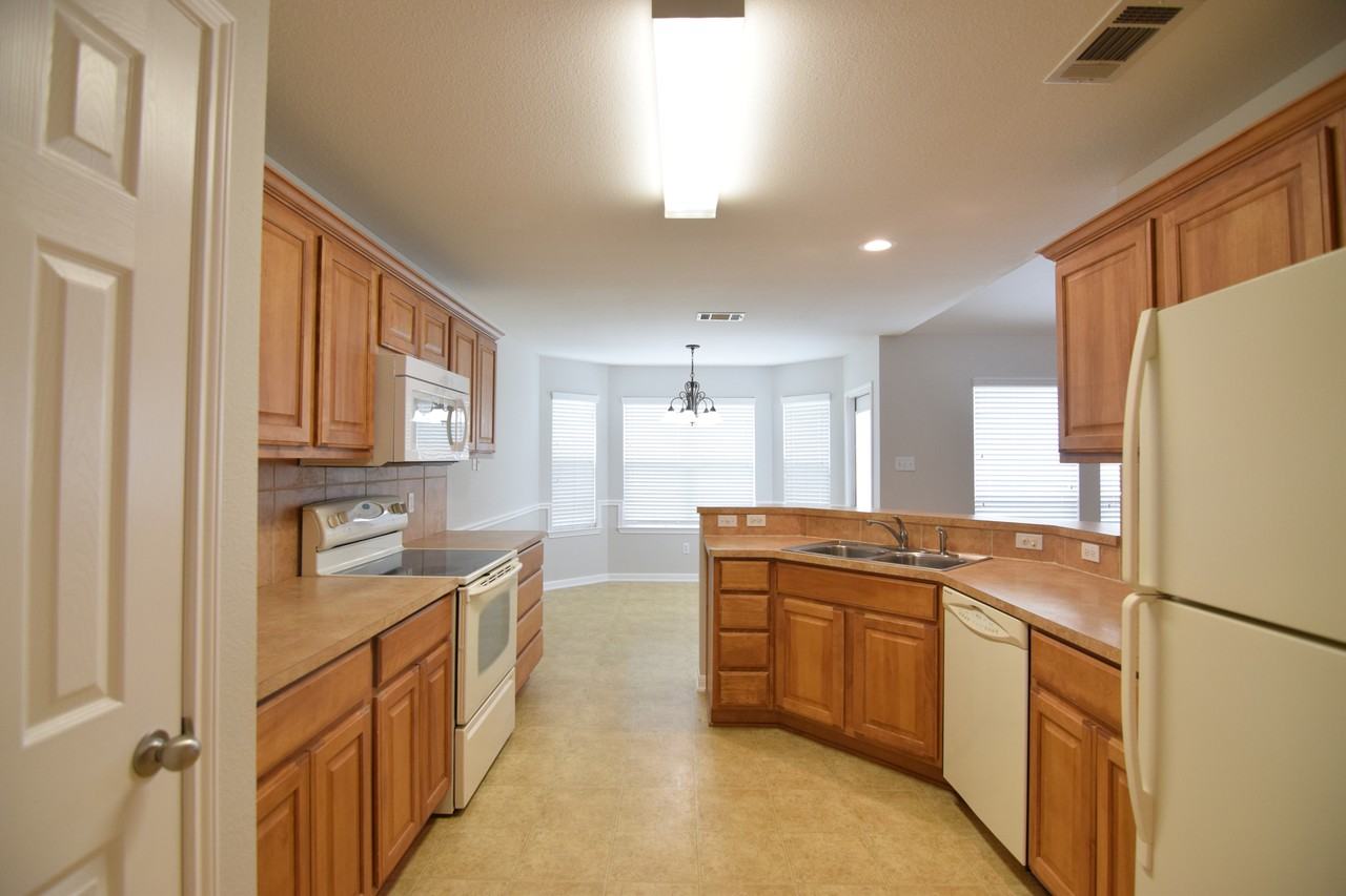 1022 Neuberry Cliffe - Photo 5 of 19