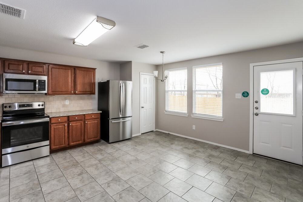 7609 Scarlet View Trl - Photo 5 of 16