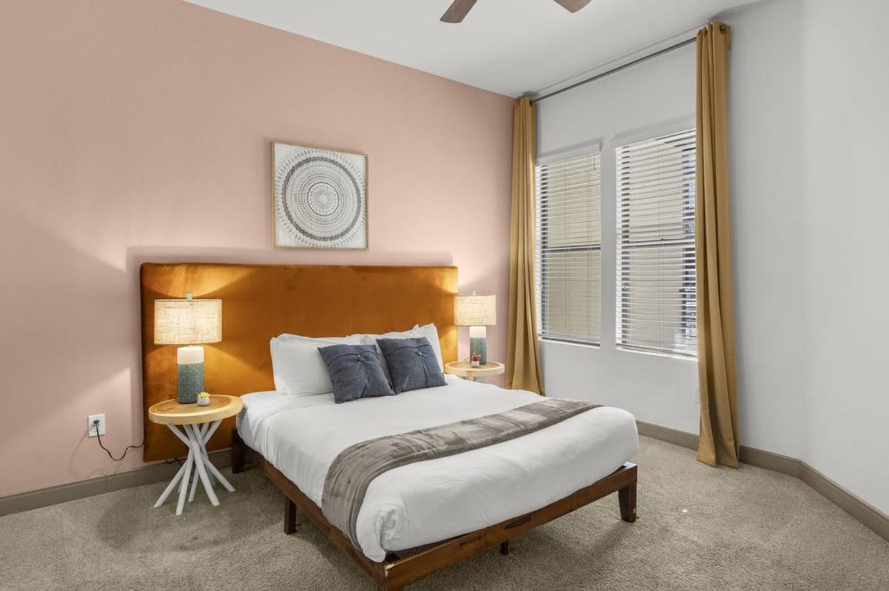 555 North College Avenue - Photo 4 of 218