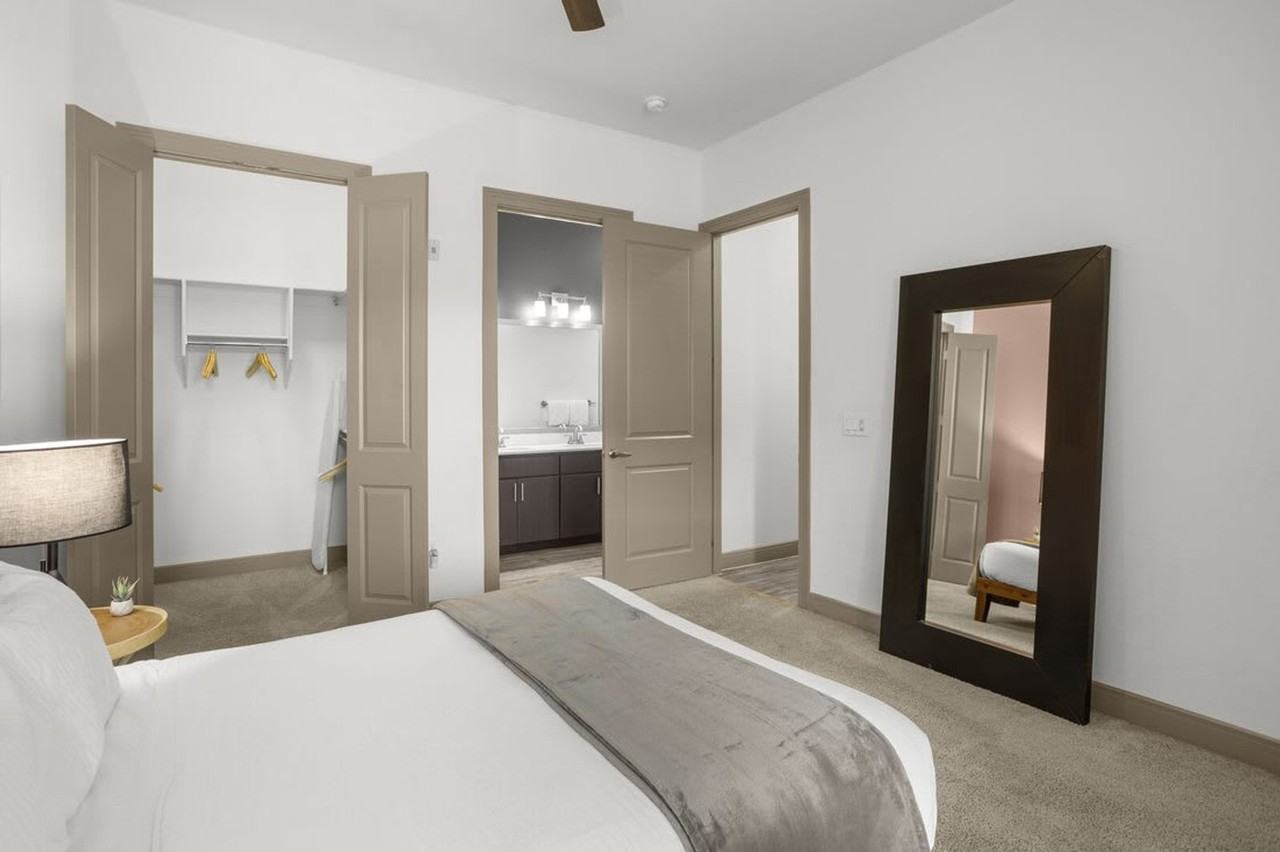 555 North College Avenue - Photo 5 of 218