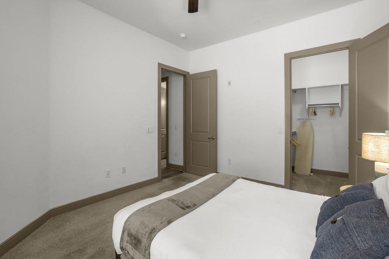 555 North College Avenue - Photo 6 of 218