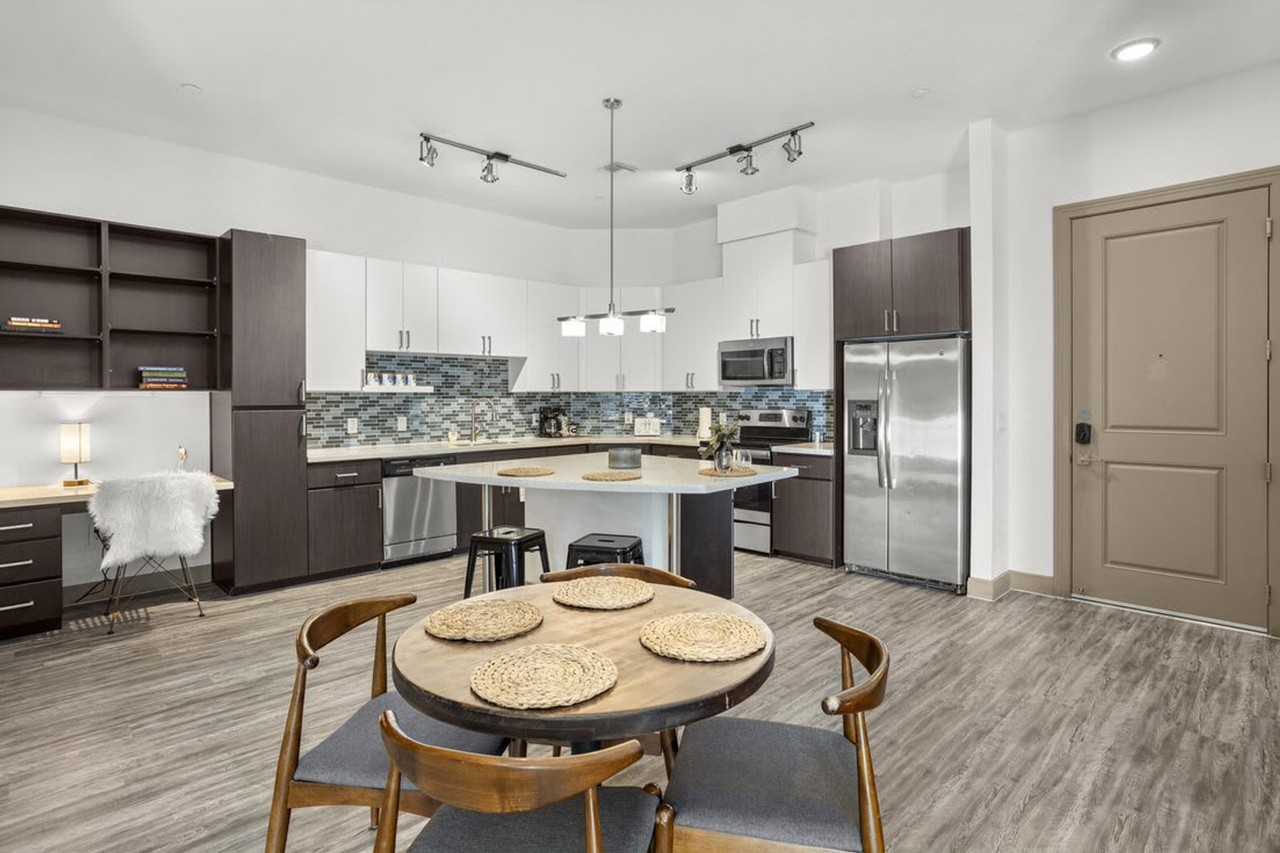 555 North College Avenue - Photo 7 of 218