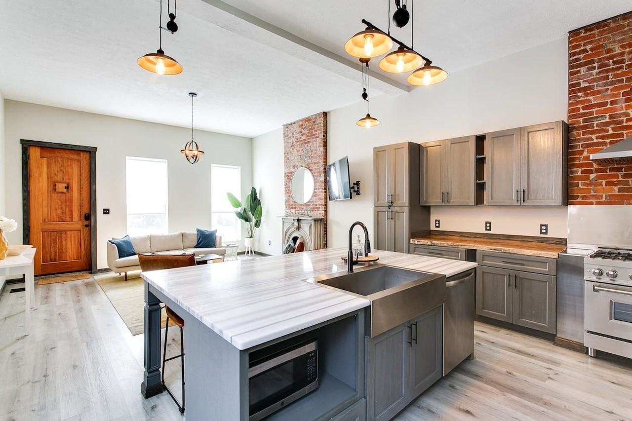 725 E Breckinridge St #1028894P - Photo 2 of 40