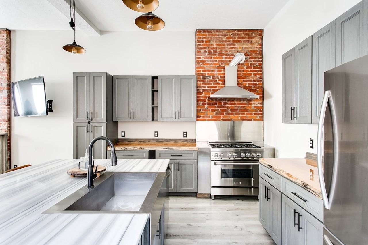 725 E Breckinridge St #1028894P - Photo 3 of 40