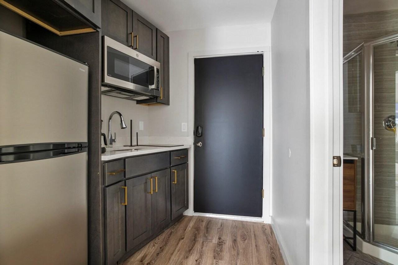 133 Wickham Ave Apt 3 #1056802P - Photo 4 of 9